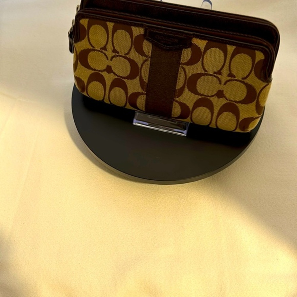 COACH WALLET WITH MULTIPLE SLOTS INSIDE